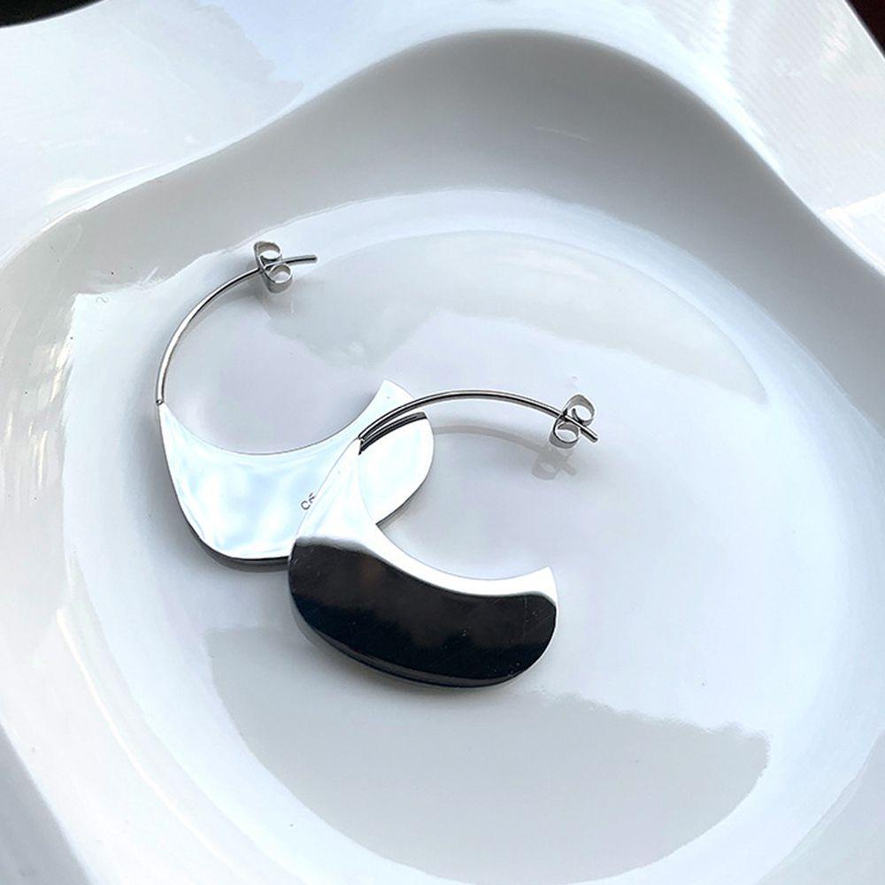 Needway   Wanita Anting Kepribadian Retro Merek Mewah Desain Fashion Menjuntai Anting Temperamen Perak Cermin Telinga Gesper