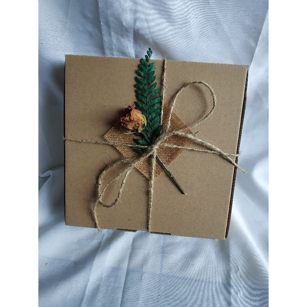 

box hampers/kotak kado rustik, graduation, ulangtahun , kado cewek/cowok