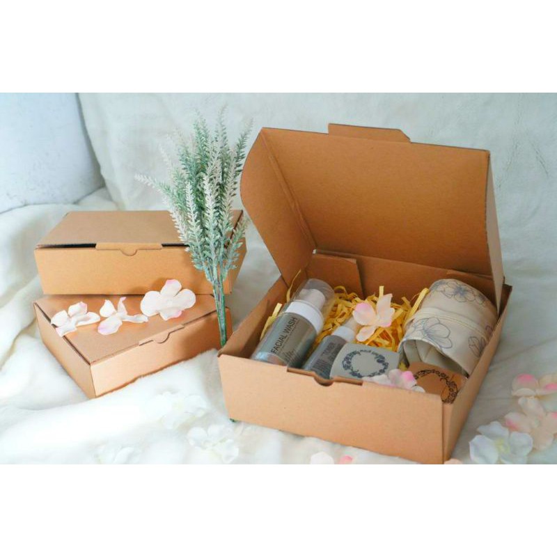 

Hampers/Kado/Box Gift/ Hadiah/Hadiah Natal/Hadiah Tahun Baru/Hadiah Ulang Tahun/Hadiah Rustik