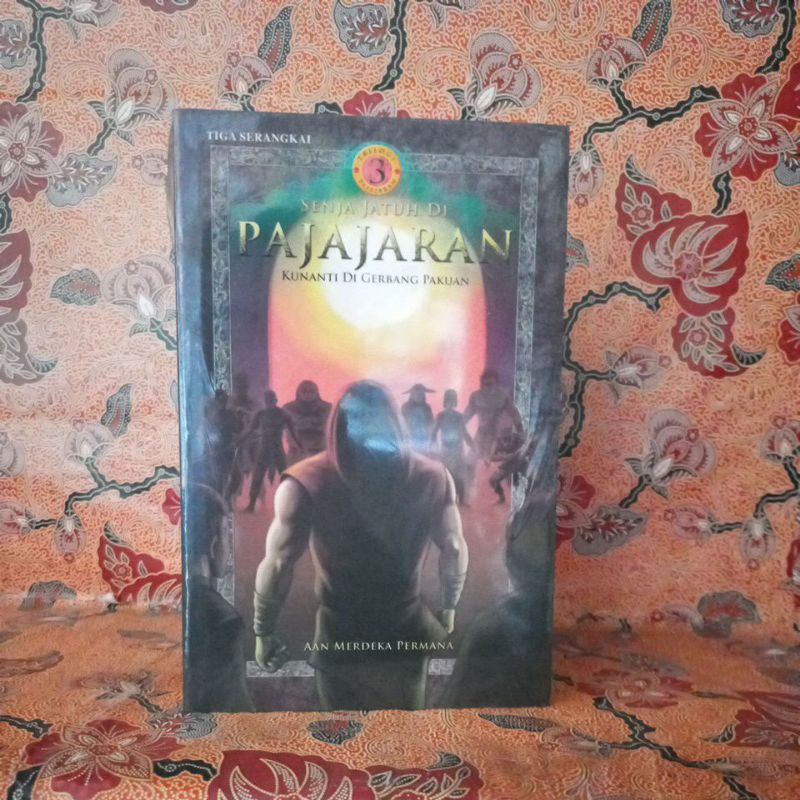 Novel Sejarah - Senja Jatuh Di Pajajaran 3 (Kunanti Di Gerbang Pakuan)