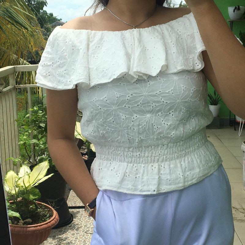 Blouse putih sabrina brokat dan kaos thrift