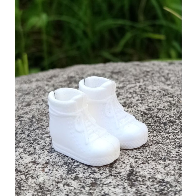 sepatu warna putih boneka Chelsea