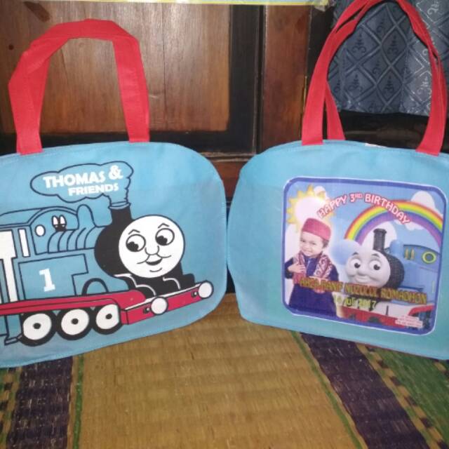 Tas souvenir ultah anak model kepala kartun thomas+banner tempel