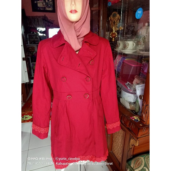 Coat merah megar renda