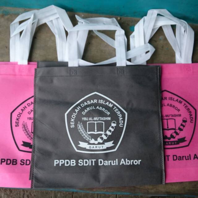 

Tas goodiebag ukuran 35x33x8cm dan jasa sablonan nya satu sisi satu warna