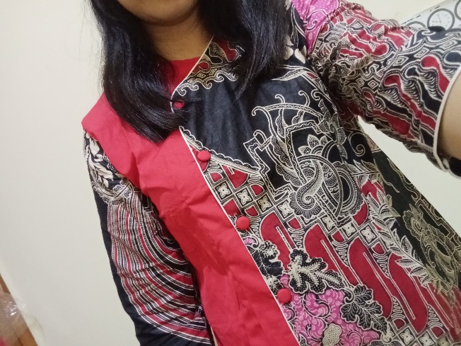 Batik Wanita Atasan Blouse Modern 2 Warna Merah Dan Hijau Kombimasi Hitam Berlengan 7/8 .