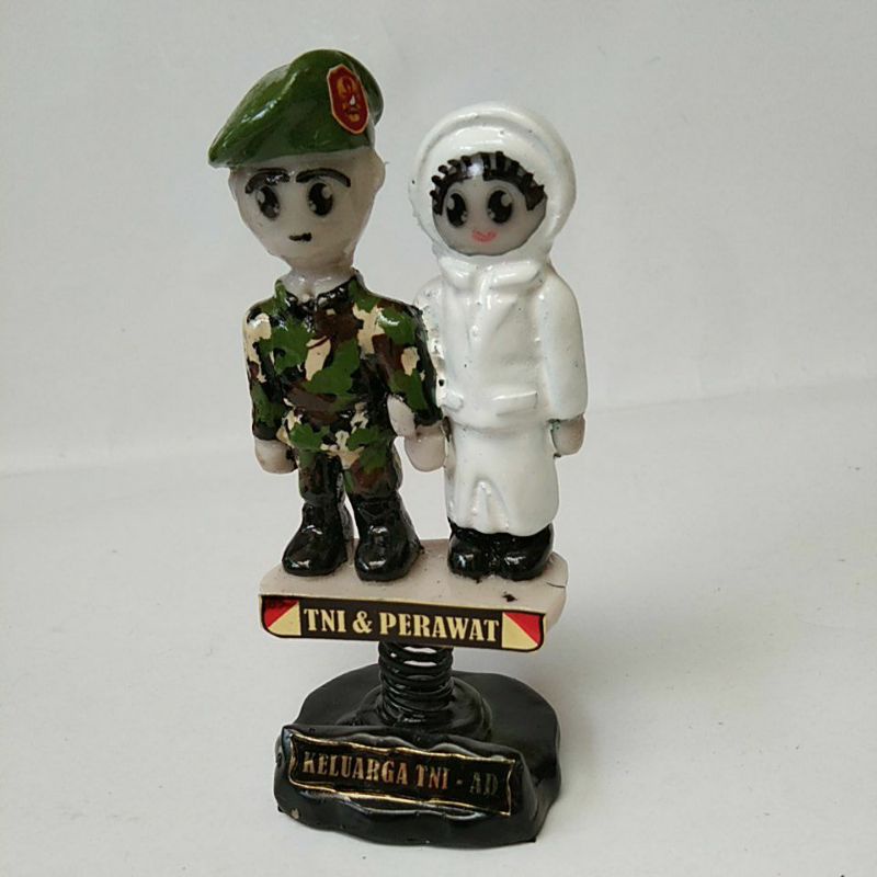 Miniatur Patung Tni Perawat GILBERT ARMY STORE Variasi Baju loreng Putih Pajangan Dashboard Mobil Kado Unik Cendramata Pasangan Couple Keren