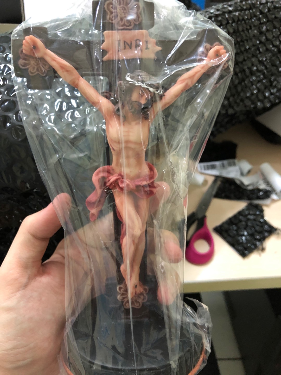 Salib Yesus Motif Kulit Kayu Duduk 21 Cm