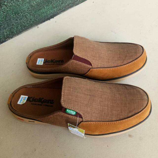 Sepatu sandal pria