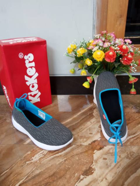 Sepatu kickers cewek slip on terbaru termurah