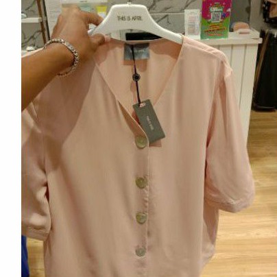 KEMEJA WANITA THIS IS APRIL HANNA TOP CREAM ATASAN BAJU KEMEJA WANITA