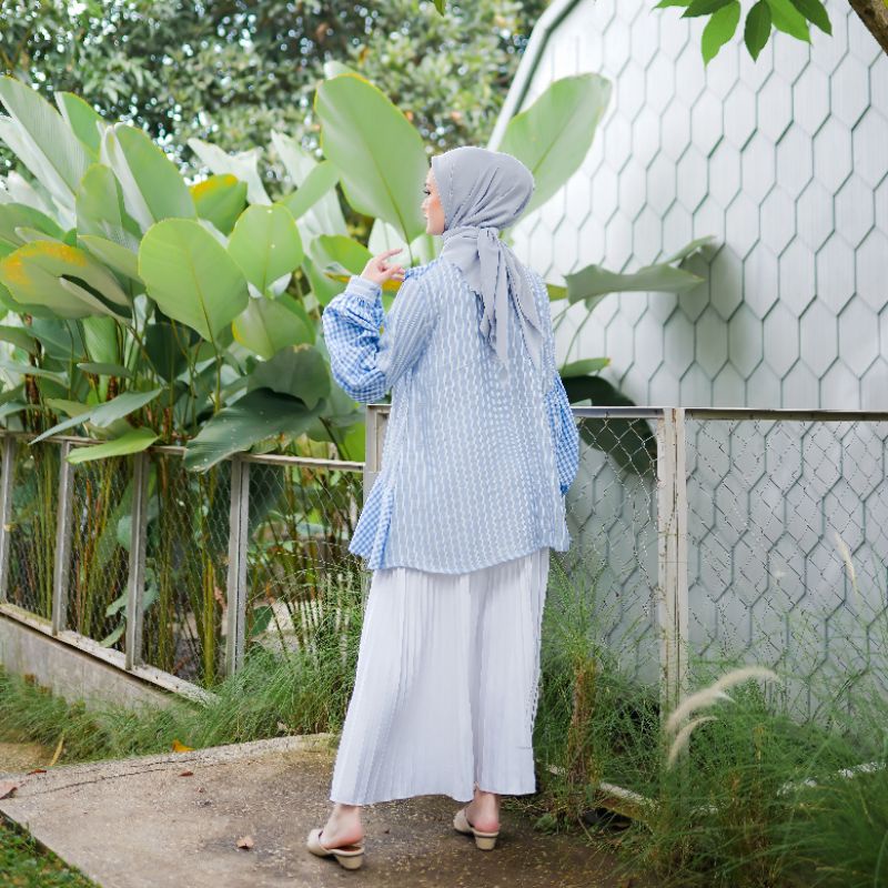 Eleanorre Adell Mix Blue Top Atasan Wanita