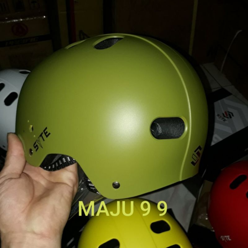 HELM SEPEDA MERK SYTE ADA LAMPU KEDIP DI BELAKANG