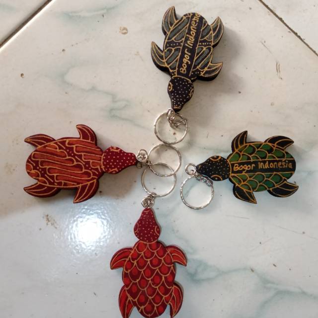 Souvenir gantungan kunci oleh oleh bogor