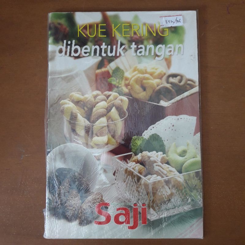 

Kue Kering dibentuk tangan