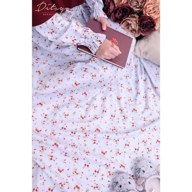 ditsy strawberry blue oktober 2022