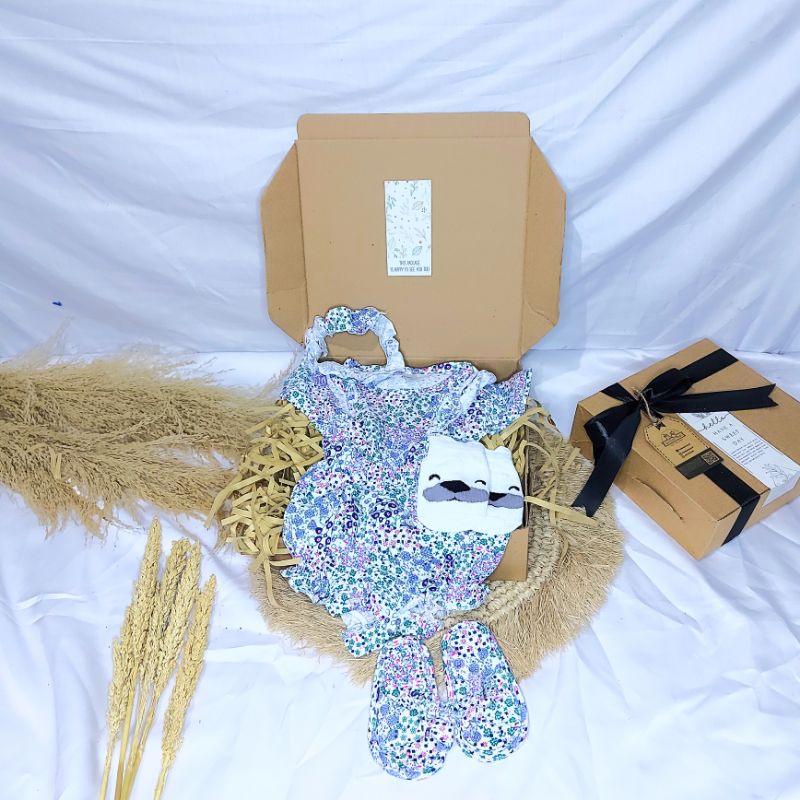 KADO BAYI | HAMPERS BAYI | JUMPER BAYI | JUMPSUIT BAYI | DRESS BAYI PEREMPUAN | BAJU BAYI LAKI LAKI | HAMPERS BAYI NEWBORN | HAMPERS BABY BOY | HAMPERS BABY GIRL | SETELAN ANAK LAKI LAKI | SETELAN ANAK PEREMPUAN | BABY GIFT | PARCEL NEWBORN | KADO LAHIRAN-gardenfloral+sandal