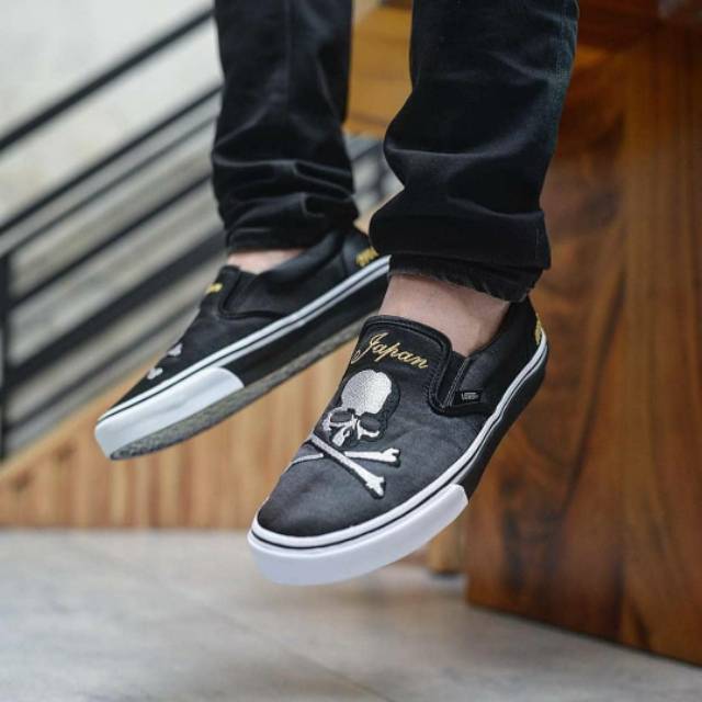vans mastermind slip on