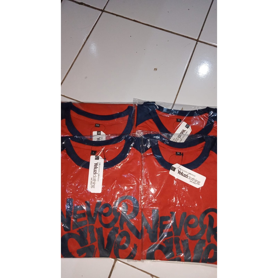 Kaos couple Sarimbit Raglan Keluarga Never Give UP Merah bata Navi yeluzi