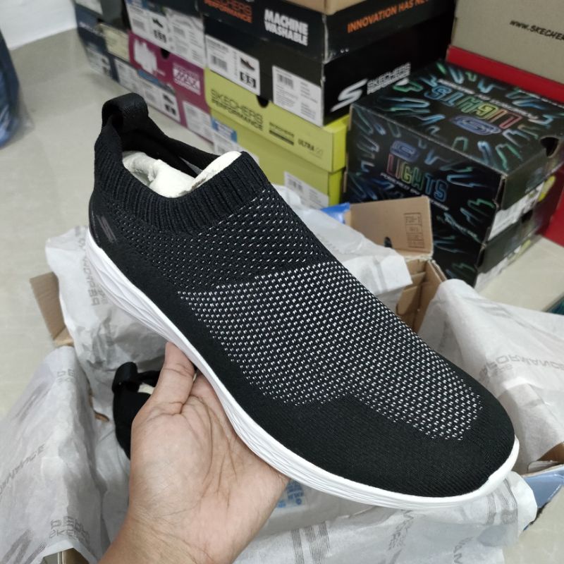 Skechers Men SALE 54211/BKW-GO STRIKE BLACK WHITE Size 42,5