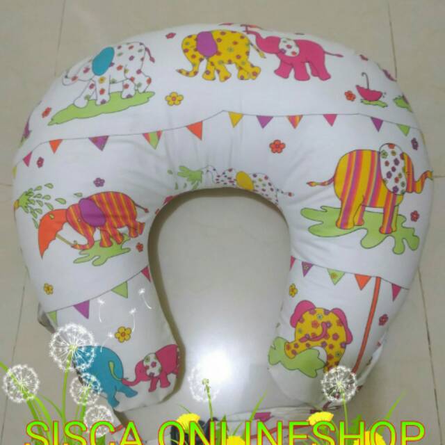 BANTAL MENYUSUI GAJAH