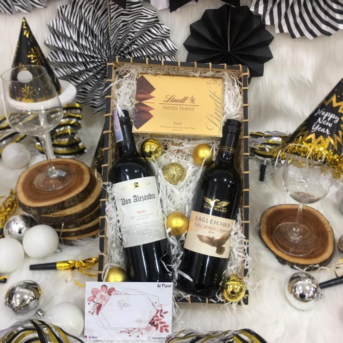 

Paket hampers tahun baru happy new year parcel kue kering wine 25