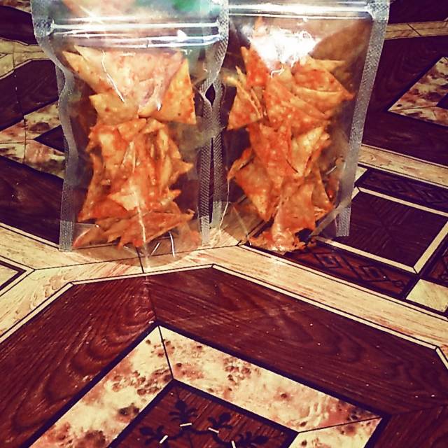 

Keripik pangsit rasa pedas segar enak
