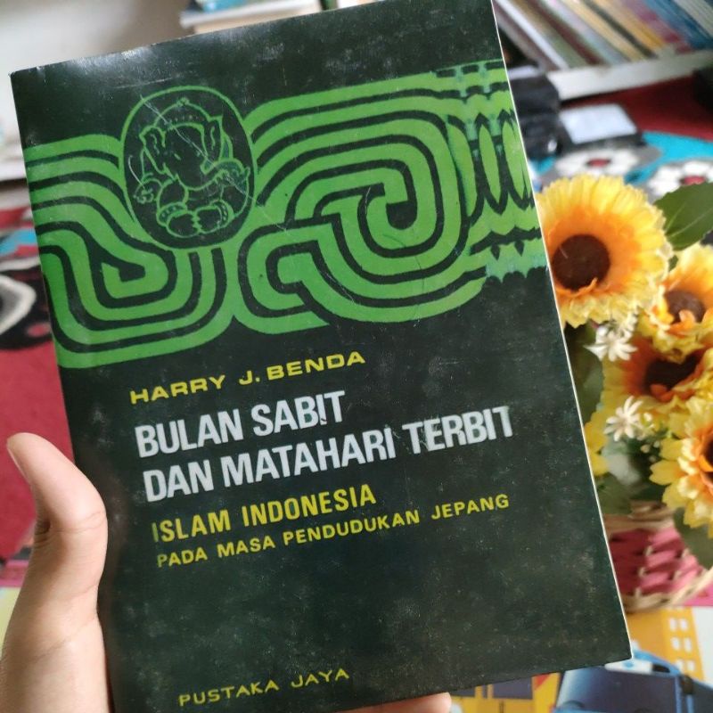 

READY Buku Bulan Sabit dan Matahari Terbit Islam Indonesia Pada Masa Pendudukan Jepang - Harry j Benda