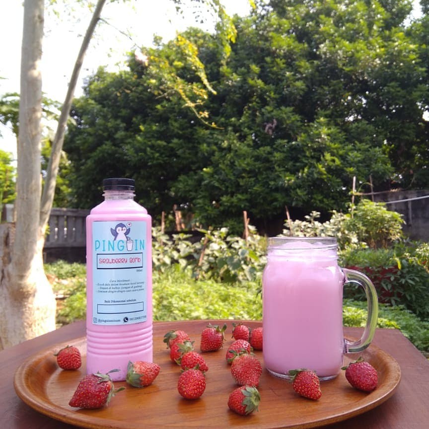

Minuman Strawberry Bomb 500ml (Home Made)
