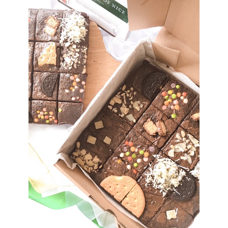 

CHRISTMAS HAMPERS BROWNIES PANGGANG ( MIX 6 TOPPING )