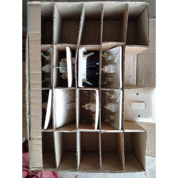 saklar engkel dan stop kontak loyal