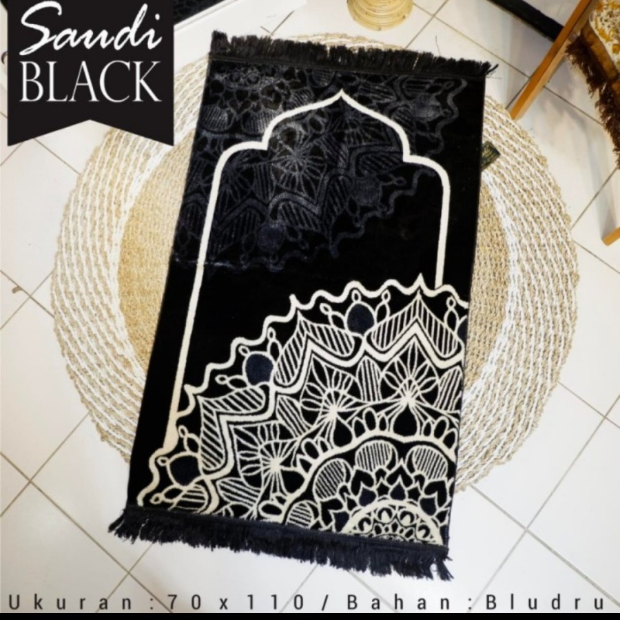 sajadah saudi hitam bahan bludru tebal ukuran 70 x 110 cm