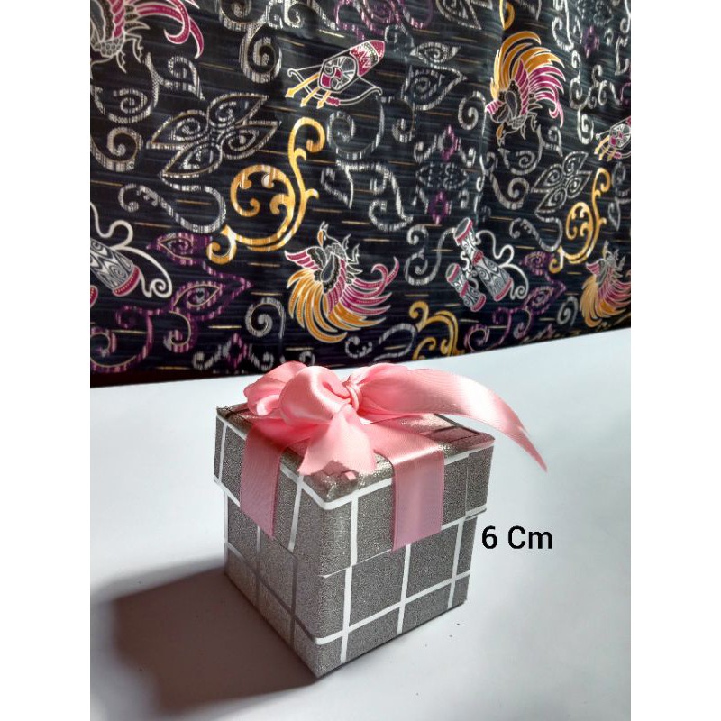 

BOX HADIAH ELEGAN HANDMADE (SILVER PINK EDITION) 6×6 CM