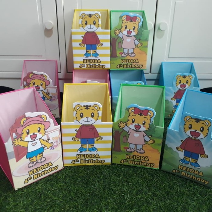 

PAKET HEMAT KOTAK ULTAH SOUVENIR HANNAH SHIMAJIRO DORAEMON HELLO KITTY MELODY KERO KUALITAS BERKELAS