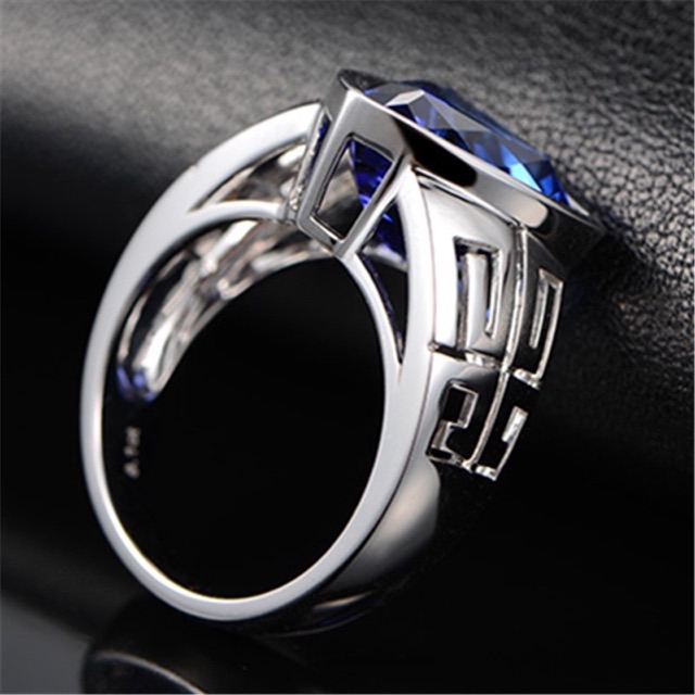 Cincin King Safir Blue Triangle Ring Warna Perak Bahan Tembaga