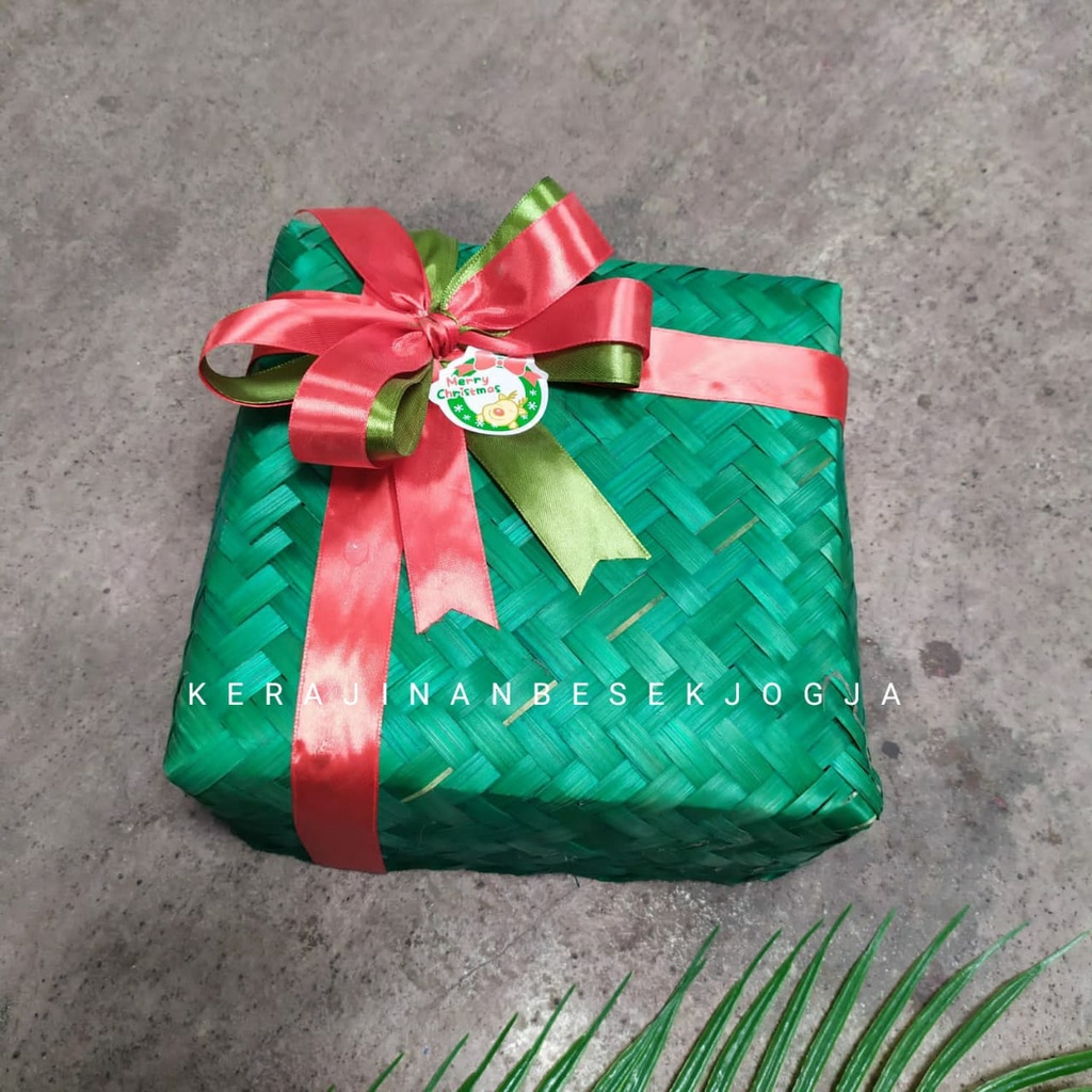 SEPASANG BESEK WARNA HIJAU PITA NATAL +FREE STICKER NATAL ANEKA UKURAN besek warna besek anyam bambu