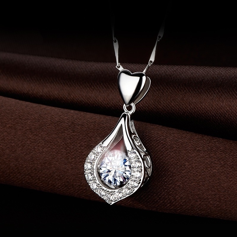 [Ready Stock]Fashion Inlaid Moissanite Heart Pendant Elegant Necklace