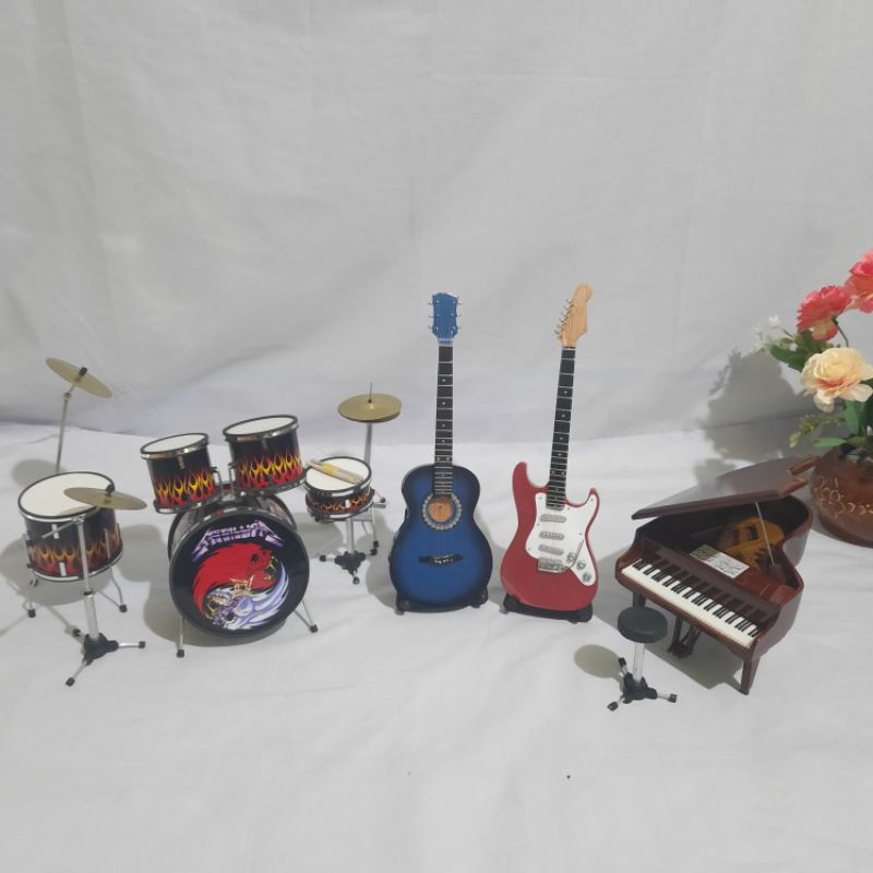 Satu Set Miniatur Alat Musik (Drum 1, Gitar 2, Piano 1) Aksesoris Hiasan Kamar