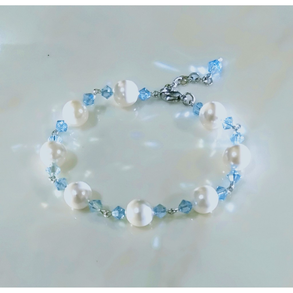 Gelang Mutiara Kulit Kerang-Swarovski. warna Putih dipadu Aquamarine. Kode G M06