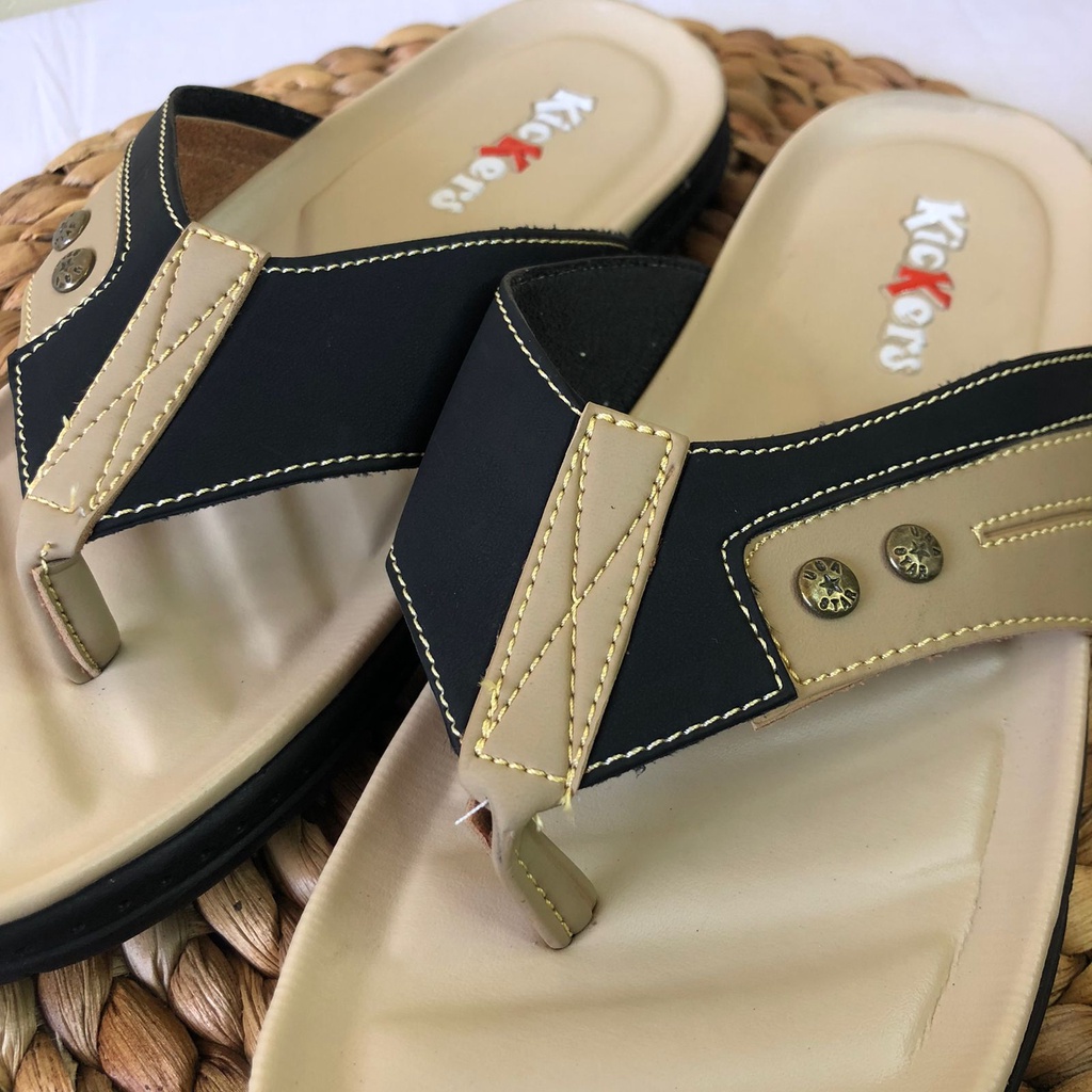 (TANPA KARDUS)Sendal JAPIT TAMPAN 4 SANDAL JEPIT PRIA cowok terbaru terlaris termurah Sandal pria dewasa Sandal pria Sandal jepit pria Sandal casual pria elegant Sandal kulit Share: Sandal Kasual Kulit Pria Original Model Jepit Pria Santai Ringan San