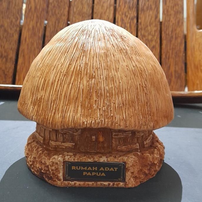 Miniatur rumah adat Honai/rumah adat Papua