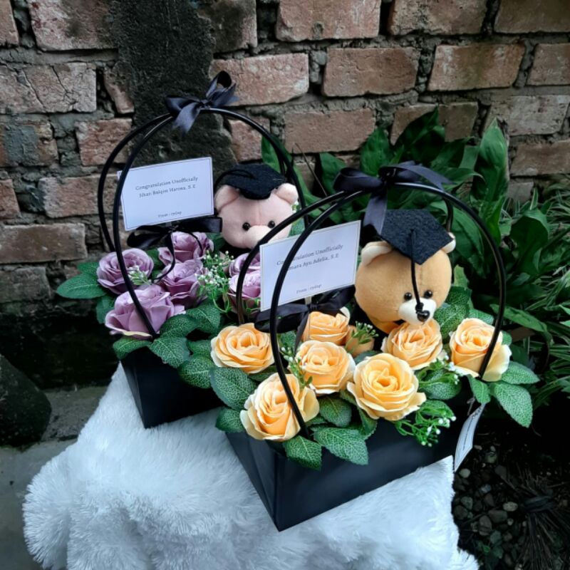 	 keranjang wisuda, bunga wisuda, hadiah wisuda, boneka wisuda, buket wisuda, flower box	