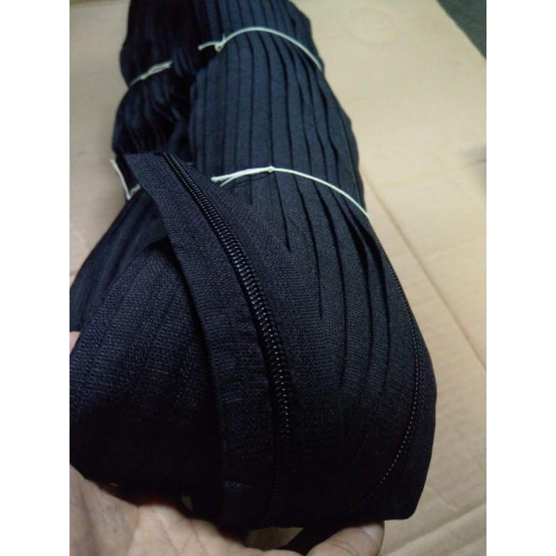 

Resleting/lanyard no.8 gigi coil plastik pita hitam (1 roll).