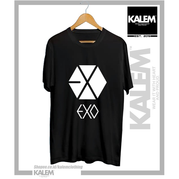 BAJU KAOS DISTRO LOGO EXO BOY BAND KOREA - KALEMCLOTHING