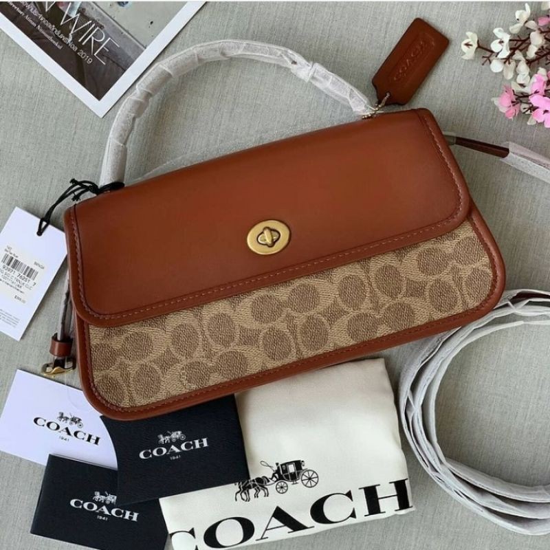 Tas Coach Clutch Turnlock in Signature Canvas