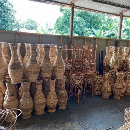 Vas Bunga Guci Rotan Tinggi 30 cm / Guci Rotan Vas Bunga Decorasi Ruang / Pot Bunga Hias Guci Rotan Alam