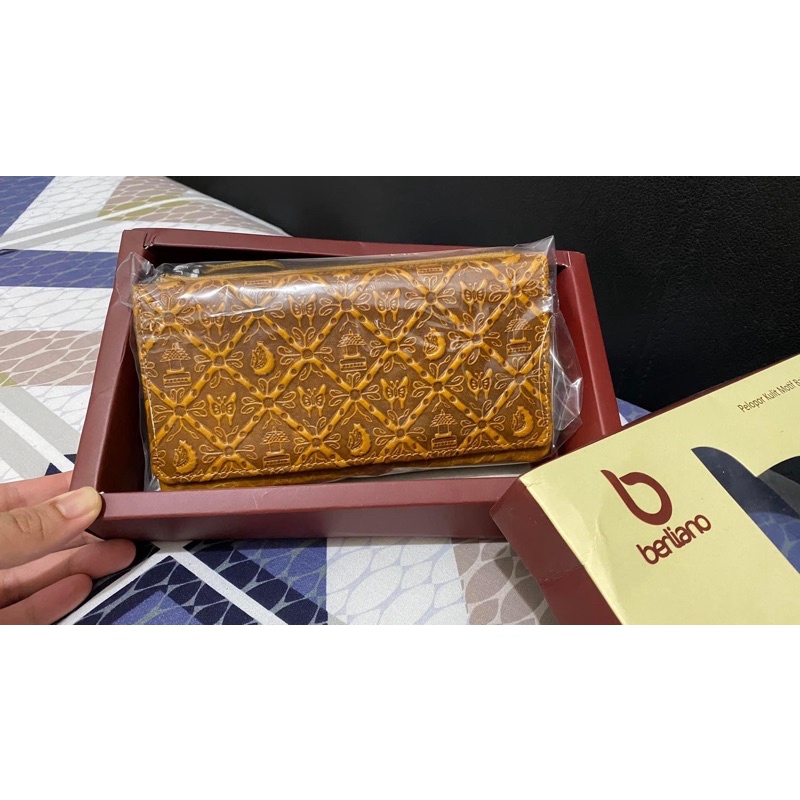 dompet Menik Berliano