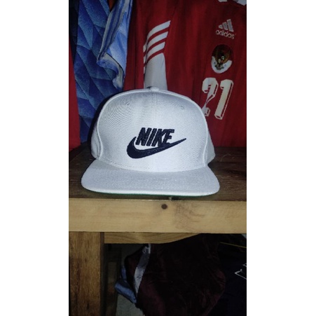 topi nike putih