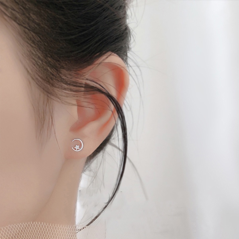 1 Pasang Anting Stud Bentuk Bulan Bintang Bahan S925 Silver Gaya Korea Untuk Wanita