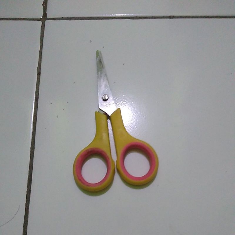 

gambar gunting isinya kado khusus buat sabiya